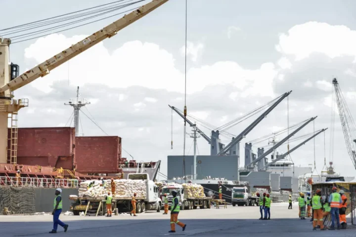 Moçambique trava importação de 16 produtos incluindo cerveja, carne e água