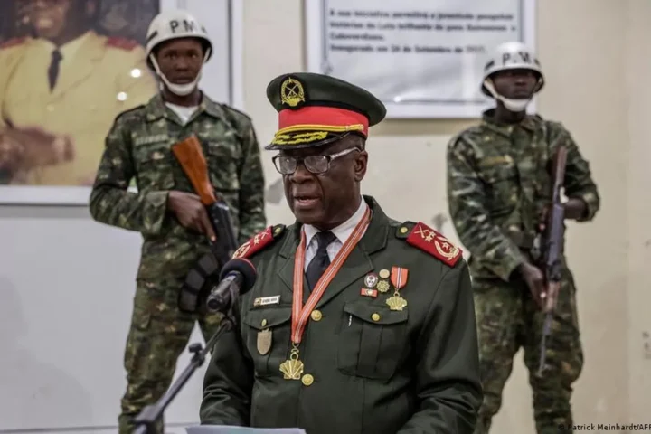 A Guiné-Bissau anunciou a suspensão imediata da sua participação em todas as actividades da Comunidade dos Países de Língua Portuguesa (CPLP). A decisão foi tomada pelo Governo de transição actualmente no poder e comunicada formalmente ao secretariado da organização. Numa carta do Ministério dos Negócios Estrangeiros, tornada pública e consultada nas redes sociais, o Executivo guineense justifica a medida com a alegada exclusão do país de reuniões e de processos de tomada de decisão no seio da CPLP, situação que, segundo Bissau, viola os estatutos da organização. O Governo de transição, resultante do golpe de Estado de 26 de Novembro, considera que a actuação da CPLP “fere o princípio da igualdade soberana entre os Estados-membros” e compromete a credibilidade da organização. No documento, critica-se ainda a falta de fundamentação clara das decisões, ausência de transparência processual e inexistência de mecanismos eficazes de acompanhamento. “As decisões da CPLP não têm sido acompanhadas de clareza, transparência e mecanismos que garantam a sua legitimidade”, lê-se na carta, que classifica a actual postura da organização como lesiva para o princípio da confiança mútua entre os Estados-membros. Presidência da CPLP em causa O Governo guineense vai mais longe e considera uma “afronta grave” o alegado desrespeito pela presidência da CPLP actualmente exercida pela Guiné-Bissau, sublinhando que o afastamento do país se manterá até que haja um retorno ao cumprimento rigoroso dos estatutos da organização. Segundo o Executivo de transição, a decisão é “firme e categórica” e representa a determinação do país em defender a sua soberania e exigir o respeito integral pelos princípios fundadores da CPLP. Isolamento regional agrava-se A suspensão da participação na CPLP surge num contexto de isolamento diplomático crescente. A Guiné-Bissau encontra-se já suspensa da CEDEAO e da União Africana, na sequência do golpe militar que depôs o Presidente Umaro Sissoco Embaló, dissolveu as instituições eleitas e interrompeu o processo eleitoral. O próprio Conselho de Ministros da CPLP havia recomendado aos chefes de Estado e de Governo a suspensão da Guiné-Bissau da organização, posição agora respondida com o afastamento unilateral anunciado por Bissau. Golpe após eleições sem incidentes As eleições presidenciais e legislativas tinham decorrido sem incidentes relevantes. No entanto, na véspera da divulgação dos resultados oficiais, registou-se um tiroteio em Bissau que antecedeu a tomada do poder pelo Alto Comando Militar. Os militares nomearam como Presidente de transição o general Horta Inta-A, que anunciou um período de transição com duração máxima de um ano. Ilídio Vieira Té, antigo ministro do Governo deposto, foi nomeado primeiro-ministro e ministro das Finanças. O novo Executivo integra antigos membros do governo afastado e cinco militares, num total de 23 ministros e cinco secretários de Estado. A oposição, liderada pelo PAIGC, denuncia o golpe como uma manobra para impedir a divulgação dos resultados eleitorais. O seu líder, Domingos Simões Pereira, foi detido no contexto da tomada do poder. A suspensão da participação da Guiné-Bissau na CPLP marca mais um capítulo de instabilidade política e diplomática no país e coloca novos desafios à coesão da organização lusófona, já pressionada por crises internas entre os seus Estados-membros.